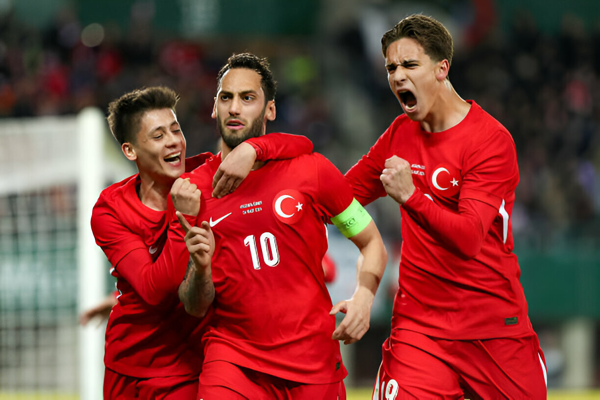 Ảnh cầu thủ đội tuyển Thổ Nhĩ Kỳ ăn mừng chiến thắng 4