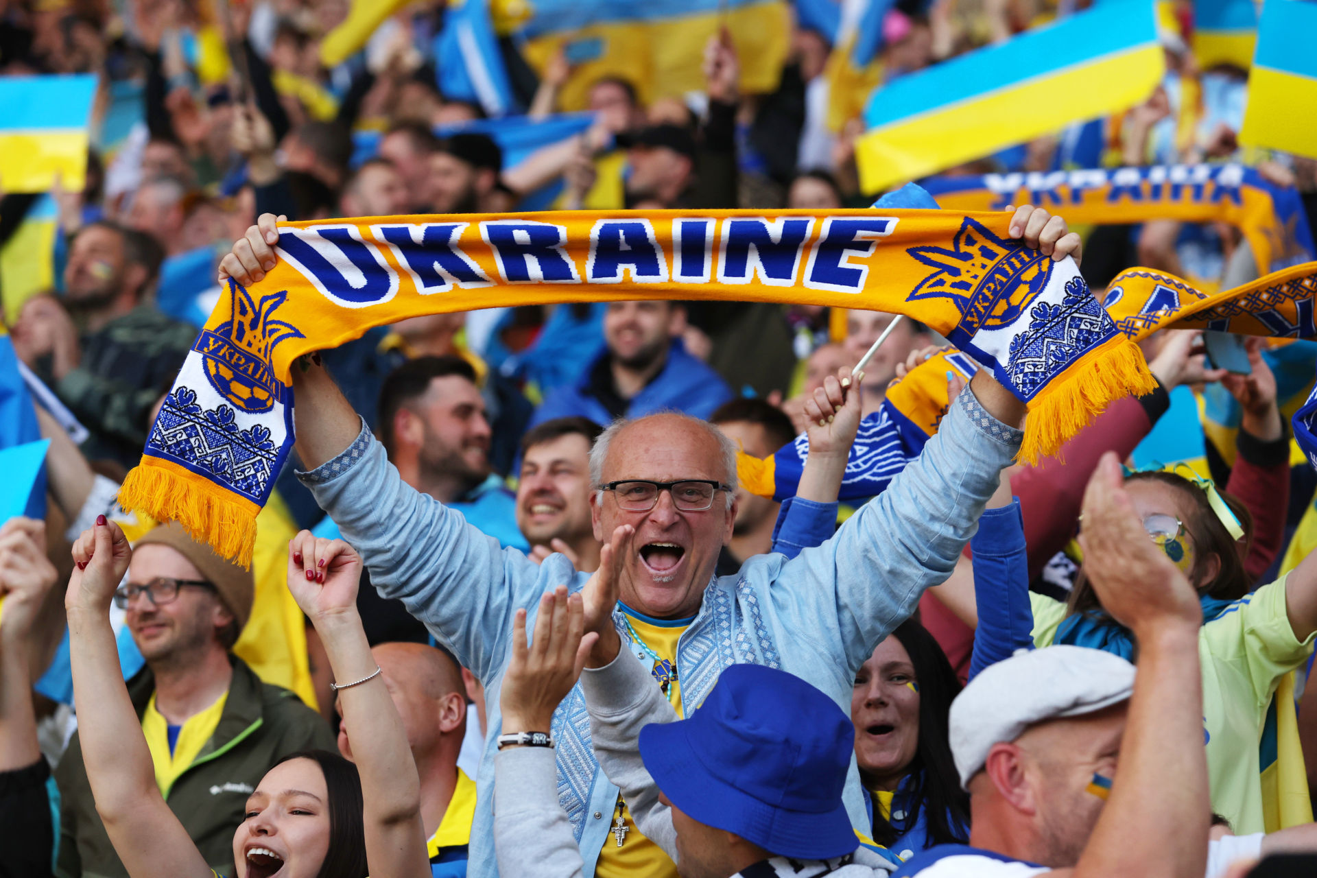 Ảnh sân vận động và cổ động viên đội tuyển Ukraine  7