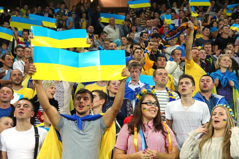 Ảnh sân vận động và cổ động viên đội tuyển Ukraine  10