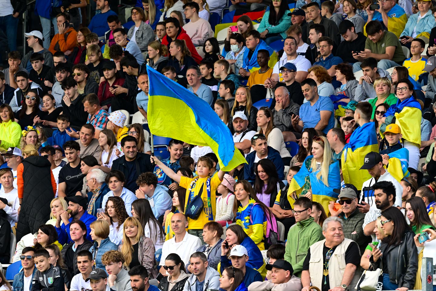 Ảnh sân vận động và cổ động viên đội tuyển Ukraine  2