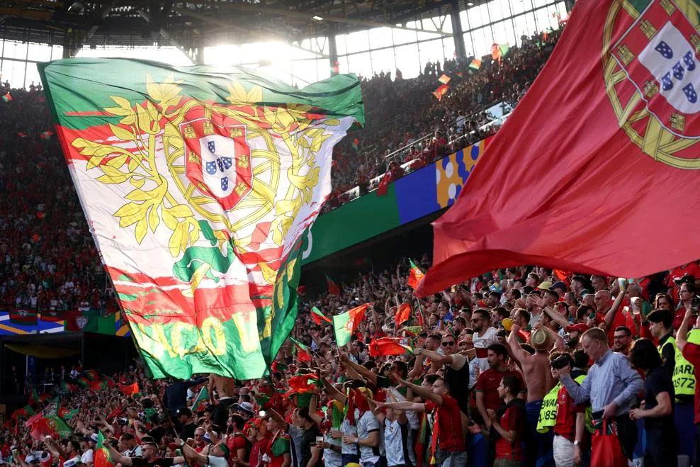 Ảnh sân vận động và cổ động viên đội tuyển Bồ Đào Nha  7