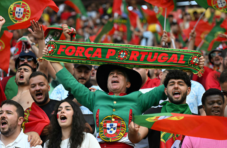 Ảnh sân vận động và cổ động viên đội tuyển Bồ Đào Nha  2