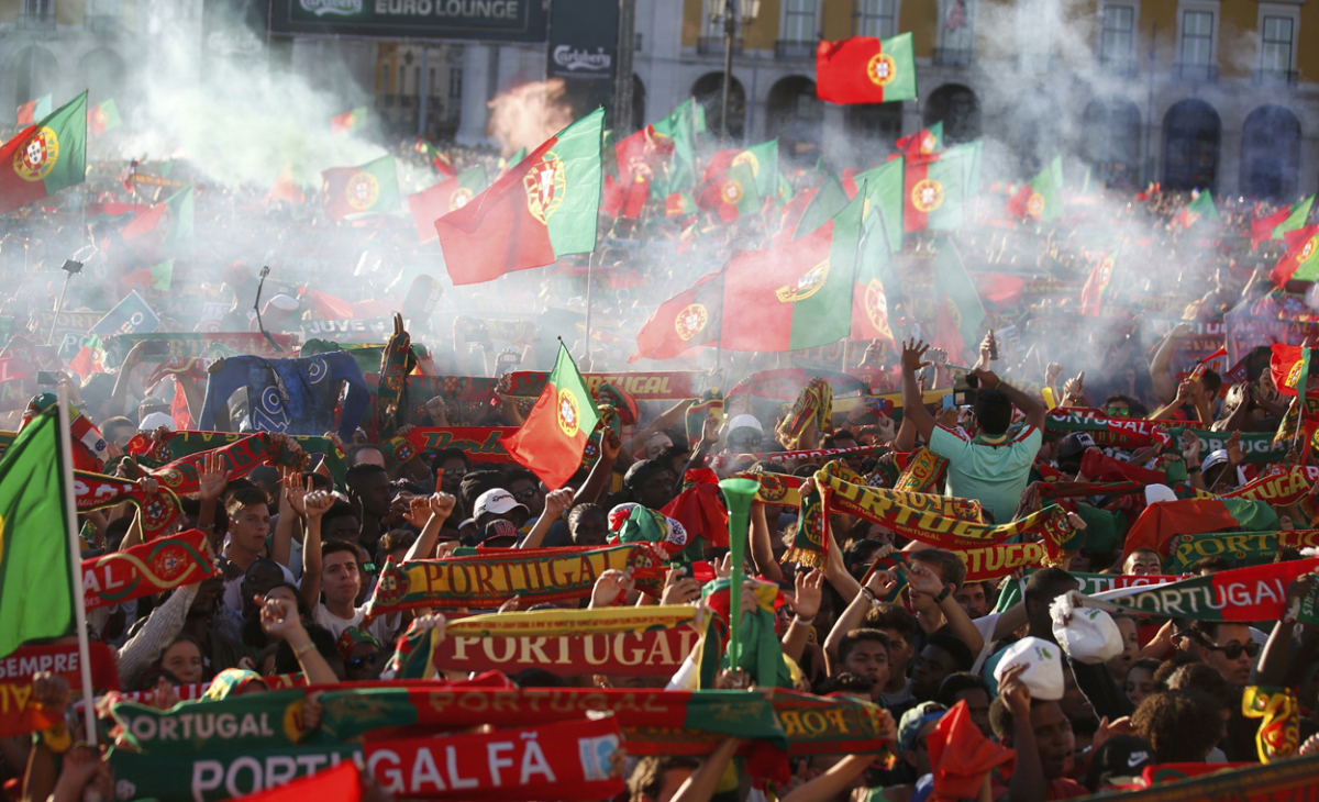 Ảnh sân vận động và cổ động viên đội tuyển Bồ Đào Nha  4