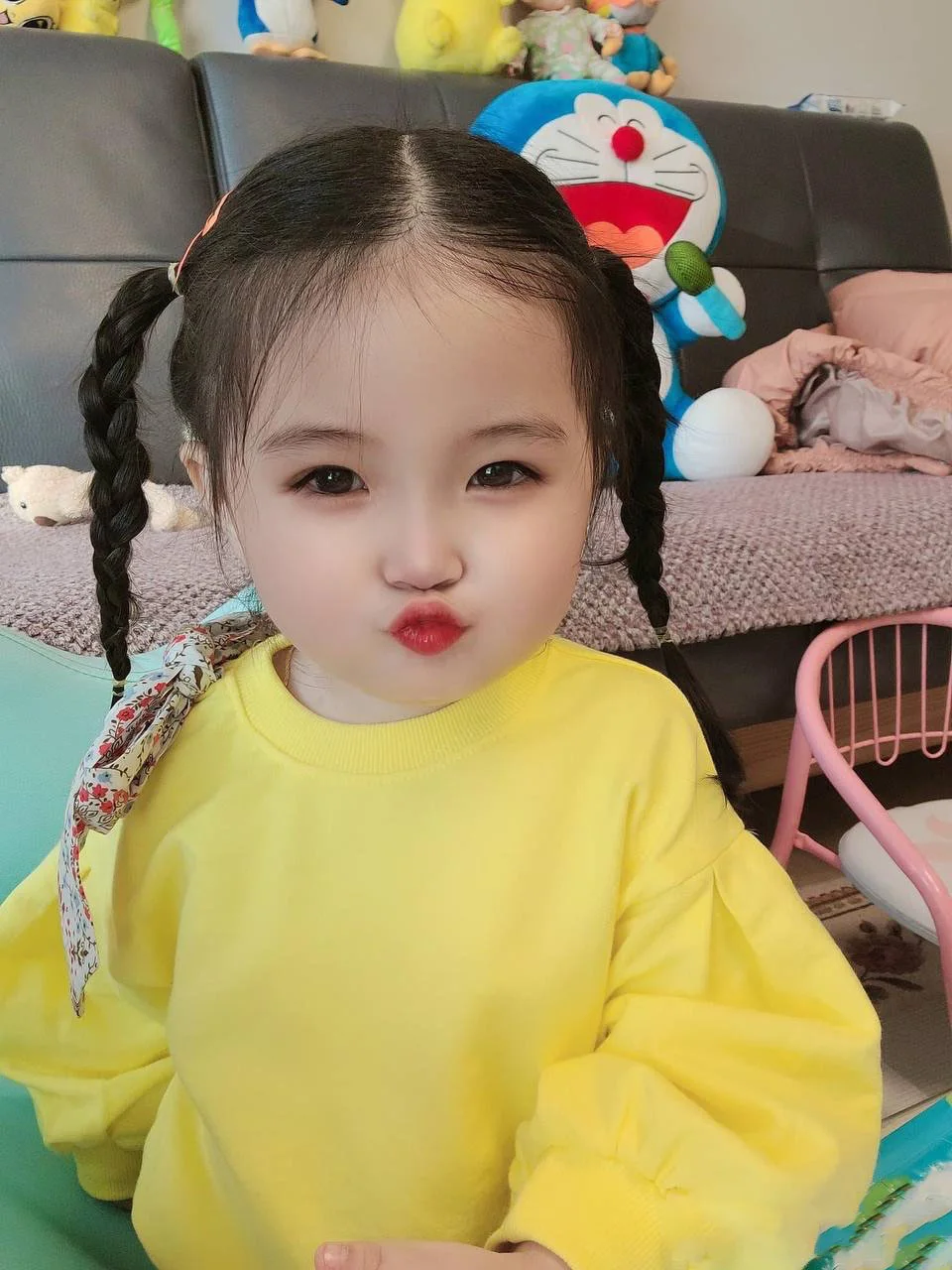 Ảnh bé gái cute mang lại không gian nhẹ nhàng và vui vẻ cho mọi người.