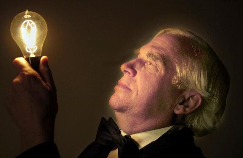 Hình ảnh Thomas Edison cùng những thiết bị sáng chế mang tính biểu tượng