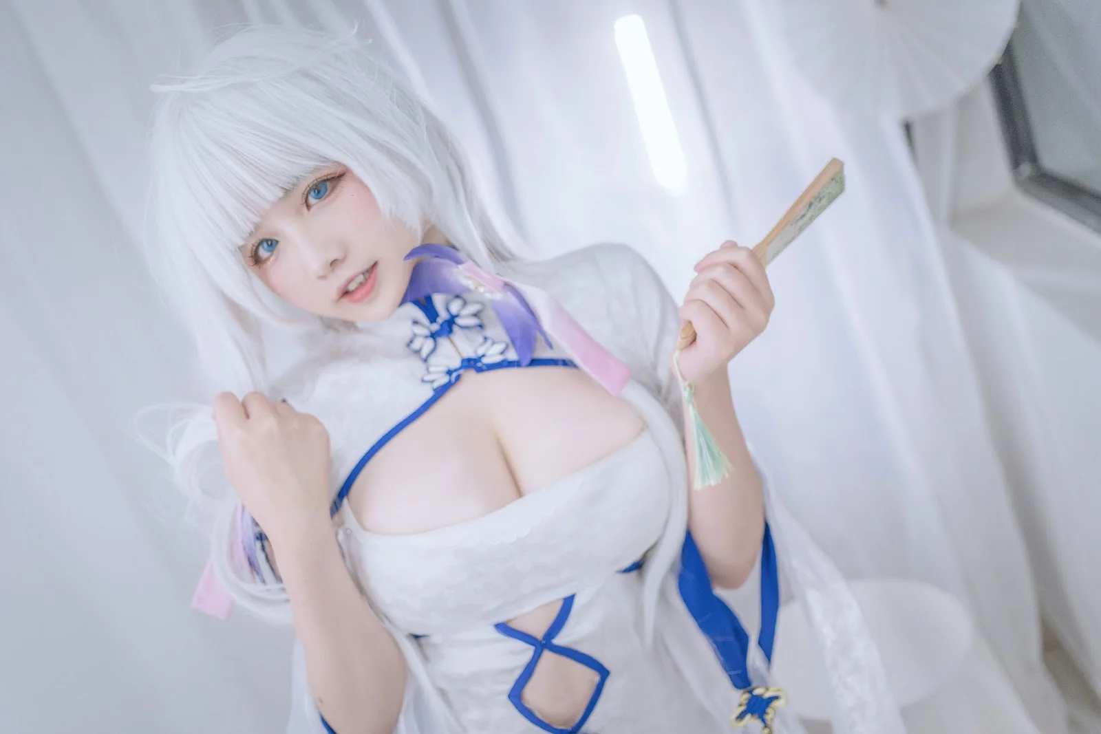 Ảnh gái cosplay Liên Minh đầy ấn tượng và quyến rũ.