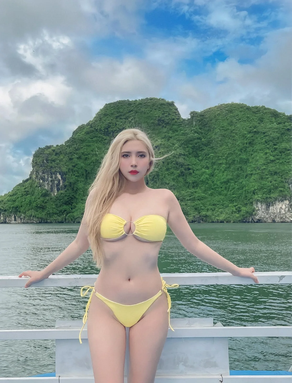 Ngắm nhìn ảnh gái xinh mặc bikini cuốn hút ngay hôm nay!