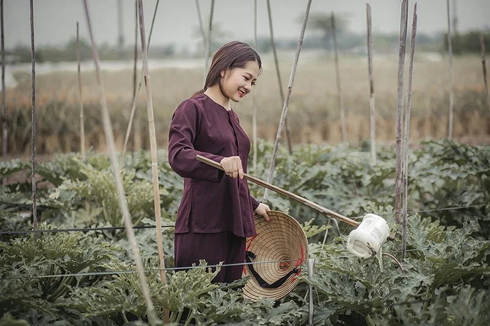 Nét duyên dáng của gái quê xinh trong khung cảnh làng quê