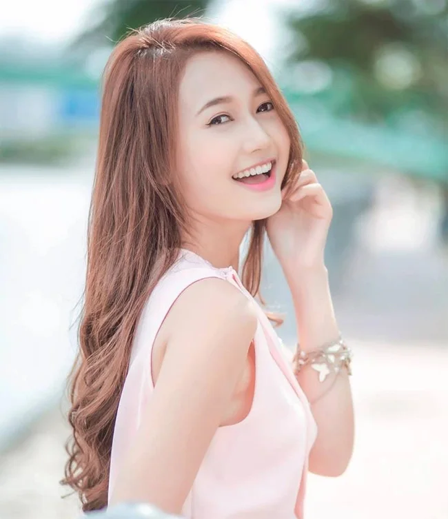 Nụ cười cute trong ảnh gái xinh cười làm tan chảy trái tim.