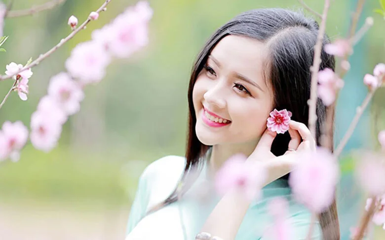 Ảnh gái xinh cười cute, nét rạng rỡ khó cưỡng lại.