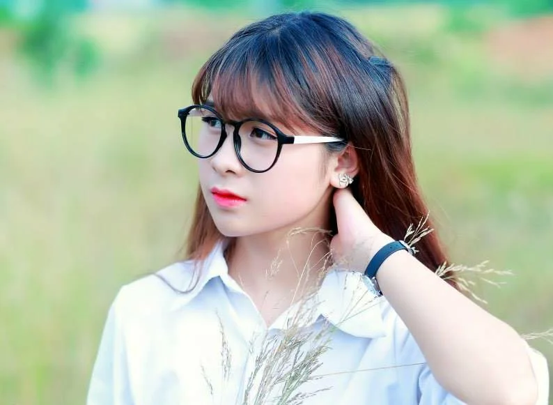 Vẻ đẹp trong trẻo từ gái xinh cute đeo kính.