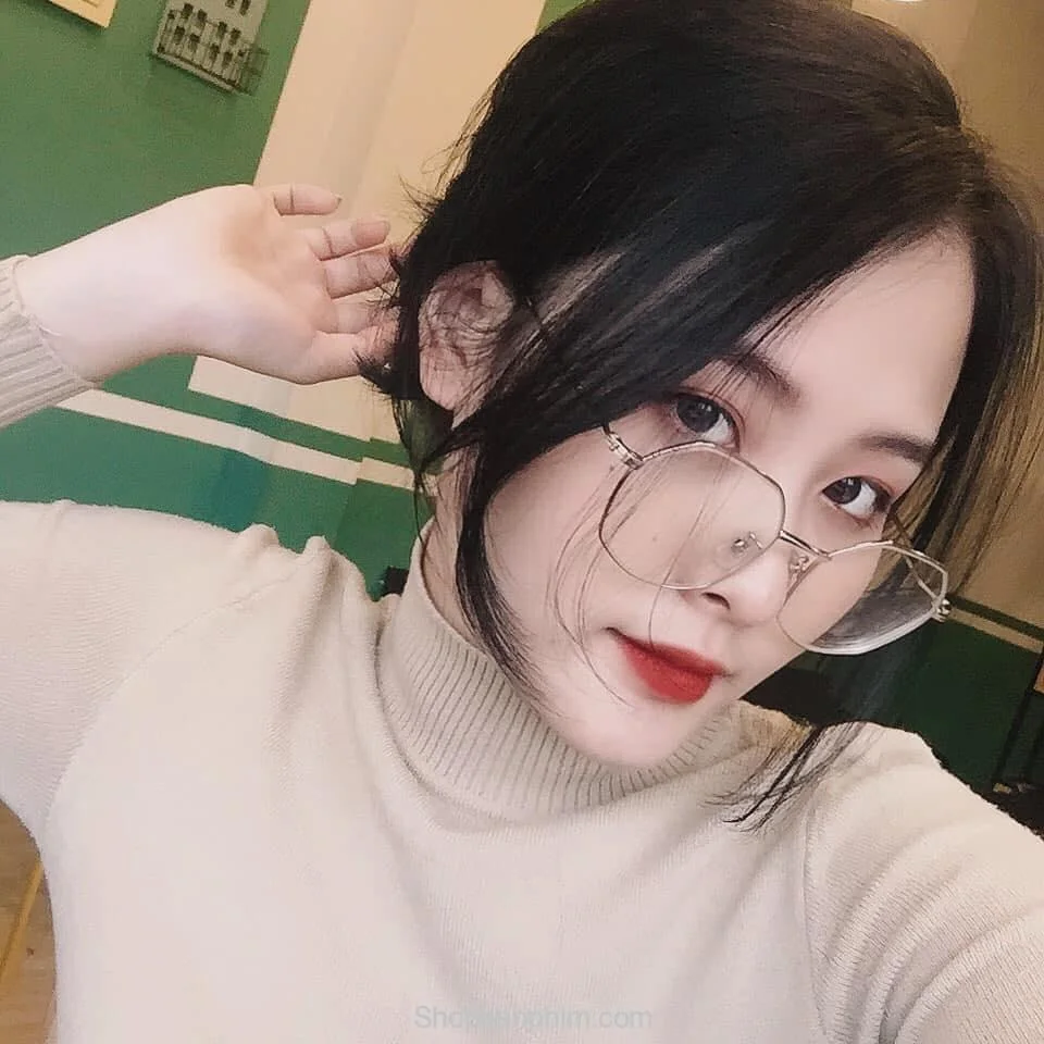 Gái xinh cute đeo kính, phong cách cá tính và dễ thương.