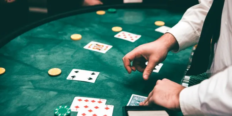 Mách bạn chiến thuật trong cách đánh bài poker luôn thắng