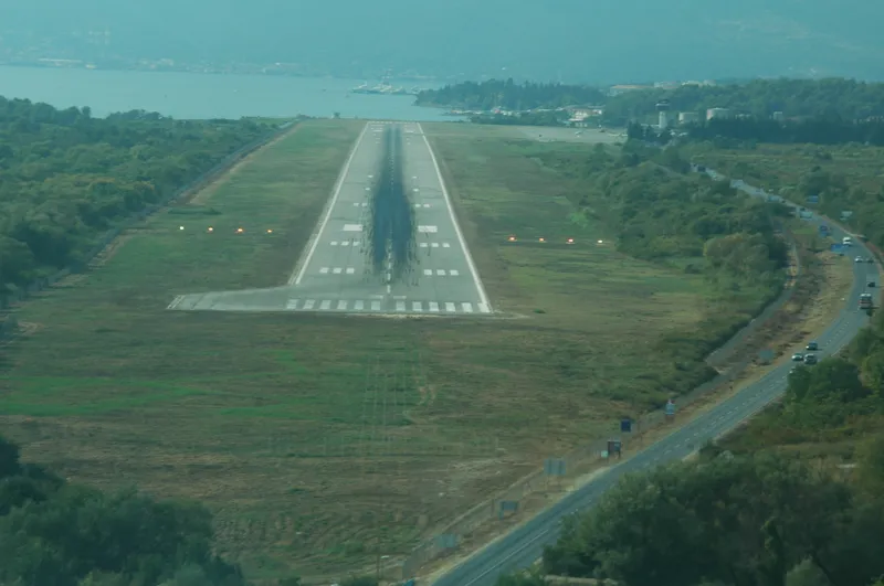 Phong cảnh đường băng sân bay kết hợp giữa sự mạnh mẽ và hiện đại.